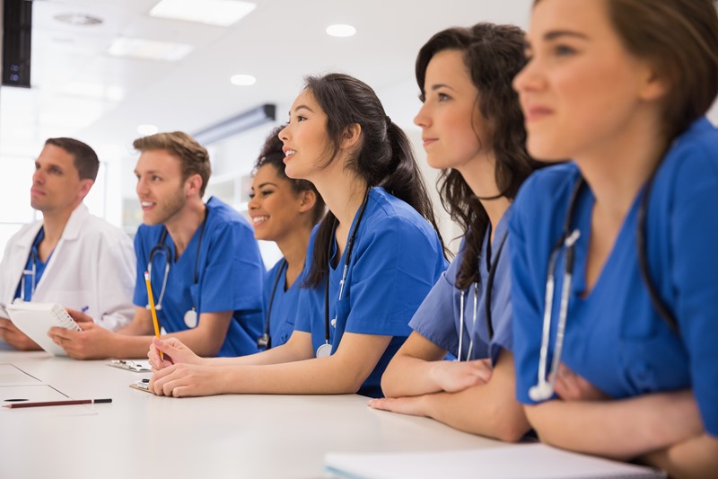 Een van de voorwaarden voor toepassing van de 30%-regeling voor ingekomen werknemers is dat de werknemer beschikt over een specifieke deskundigheid. Wanneer de werknemer voldoet aan de daarvoor geldende salarisnorm, wordt verondersteld dat hij over de vereiste specifieke deskundigheid beschikt. Voor