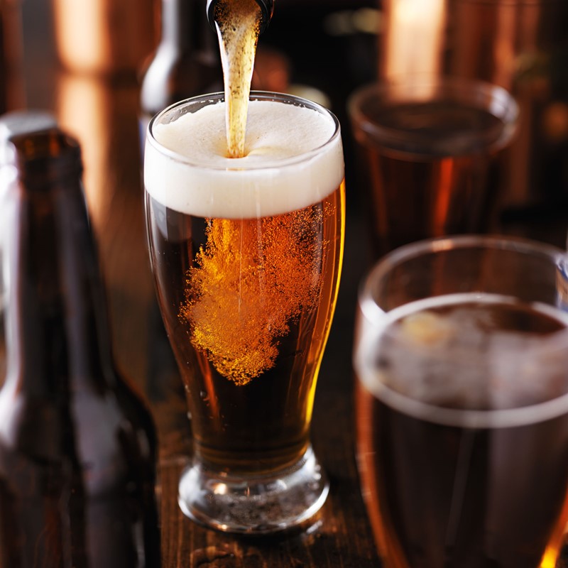 Een theater biedt de bezoekers in de pauze een alcoholhoudend drankje aan. De vraag is of het alcoholhoudende drankje belast is met het algemene btw-tarief van 21% of het verlaagde tarief van 9%.

De inspecteur is van mening dat het alcoholhoudende drankje los van het bezoek aan het theater moet