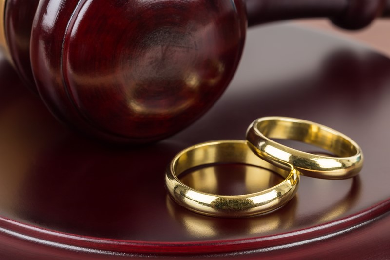 Een man en een vrouw zijn al drieëndertig jaren elkaars geliefden, maar tot een huwelijk was het nog nooit gekomen. In 2015 besloten ze echter in gemeenschap van goederen te trouwen. In 2017 gingen ze huwelijkse voorwaarden aan, waarbij overeengekomen werd dat 90% van het vermogen aan mevrouw werd