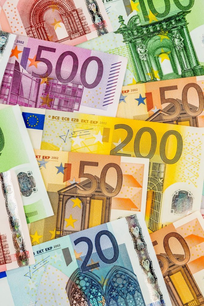 Op grond van de Europese richtlijn DAC 7 moeten online platforms de persoonsgegevens van verkopers verzamelen en rapporteren wanneer zij in een kalenderjaar 30 of meer transacties verrichten of meer dan &euro; 2.000 verdienen met transacties. Over de gevolgen van deze richtlijn voor de verkopers