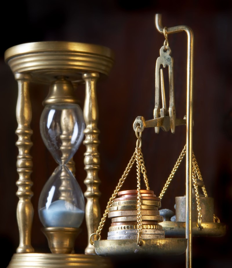 Bij overschrijding van de redelijke termijn voor de behandeling van een zaak heeft de belanghebbende aanspraak op een vergoeding van immateriële schade. De Hoge Raad hanteert daarvoor als uitgangspunt een bedrag van &euro; 500 per half jaar overschrijding. De Hoge Raad heeft in een arrest uit 2017