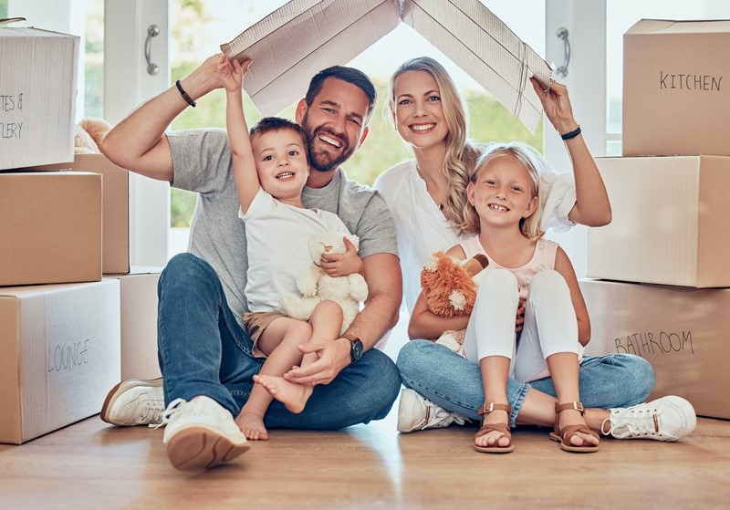 Een echtpaar woonde met hun twee kinderen in een eigen woning. De eigen woning is gefinancierd met een hypothecaire lening. In hun aangiften inkomstenbelasting over 2018 hebben de echtgenoten de negatieve inkomsten uit de eigen woning zodanig verdeeld dat dit voor hen het meest gunstige fiscale
