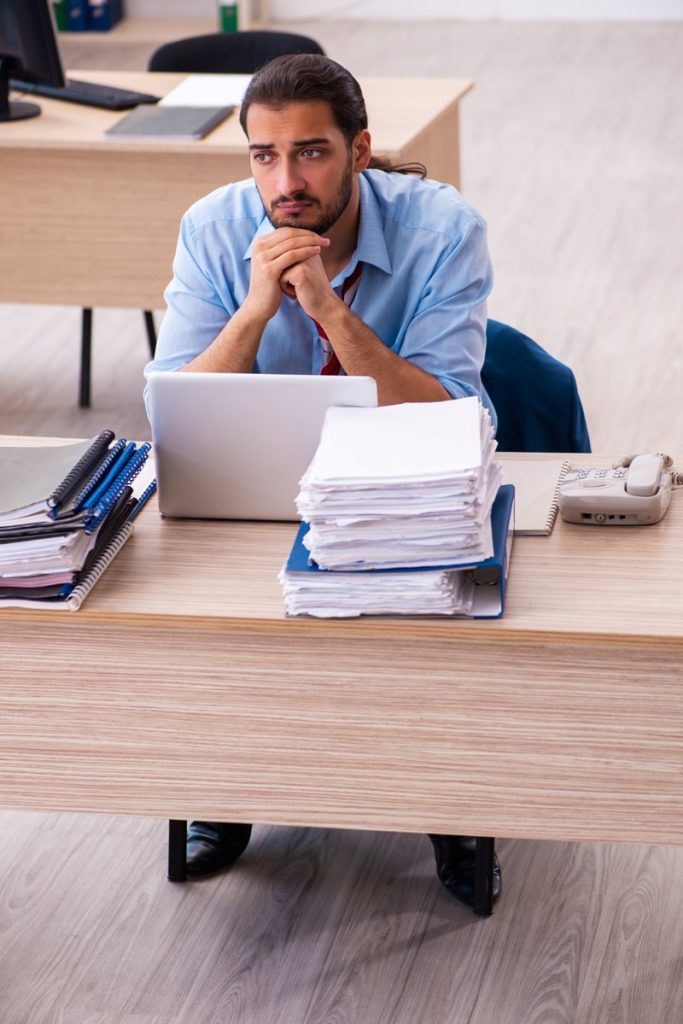 Ontslag op staande voet is een uiterste maatregel en moet daarom aan strenge voorwaarden voldoen. Het ontslag moet berusten op een dringende reden, waardoor van de werkgever niet kan worden gevraagd de dienstbetrekking te laten voortduren. Het ontslag moet onverwijld worden meegedeeld aan de