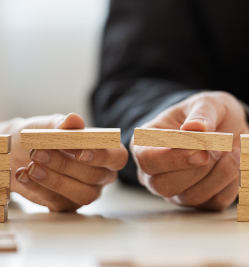 Een arbeidsovereenkomst voor bepaalde tijd kan alleen tussentijds worden opgezegd als dat recht schriftelijk is overeengekomen en voor beide partijen geldt. Een werknemer heeft geen recht op WW als de arbeidsovereenkomst voor bepaalde tijd tussentijds met wederzijds goedvinden is geëindigd, hoewel