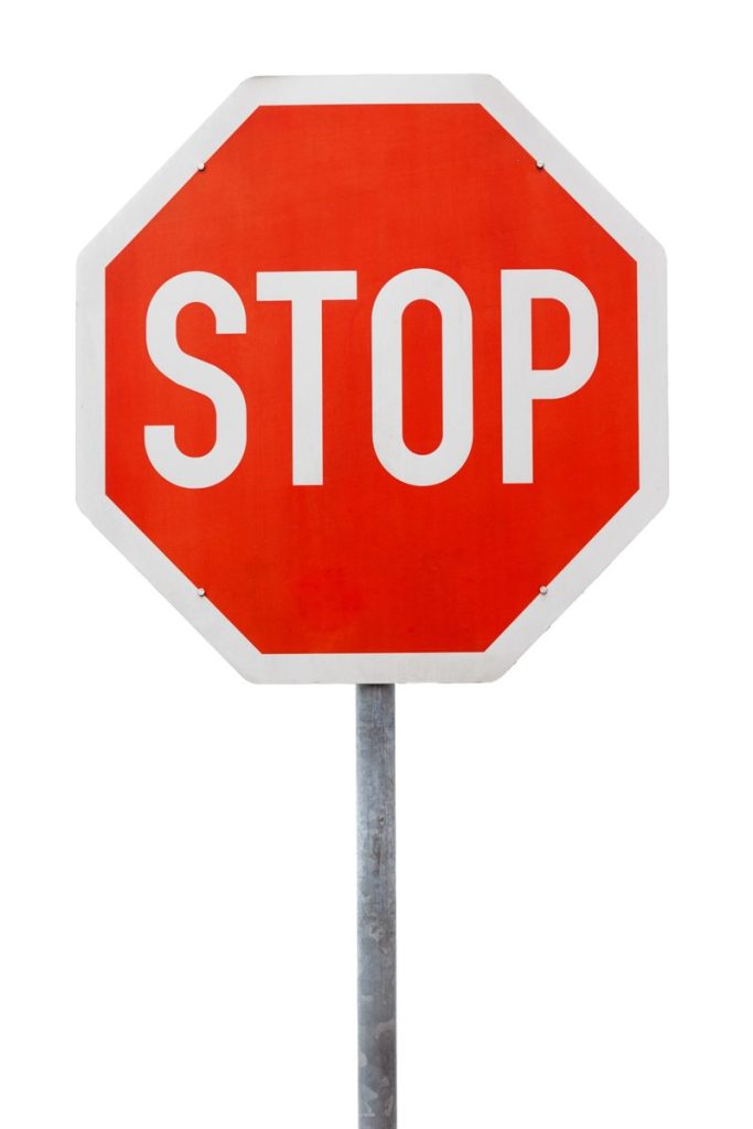 Een werkgever heeft een loonstop opgelegd aan een werknemer, die volgens een rapport van de bedrijfsarts niet ziek is. De bedrijfsarts heeft geconstateerd dat er geen medische beperkingen zijn. Er is sprake van een arbeidsgerelateerd conflict op de werklocatie van de werknemer. De werkgever heeft de