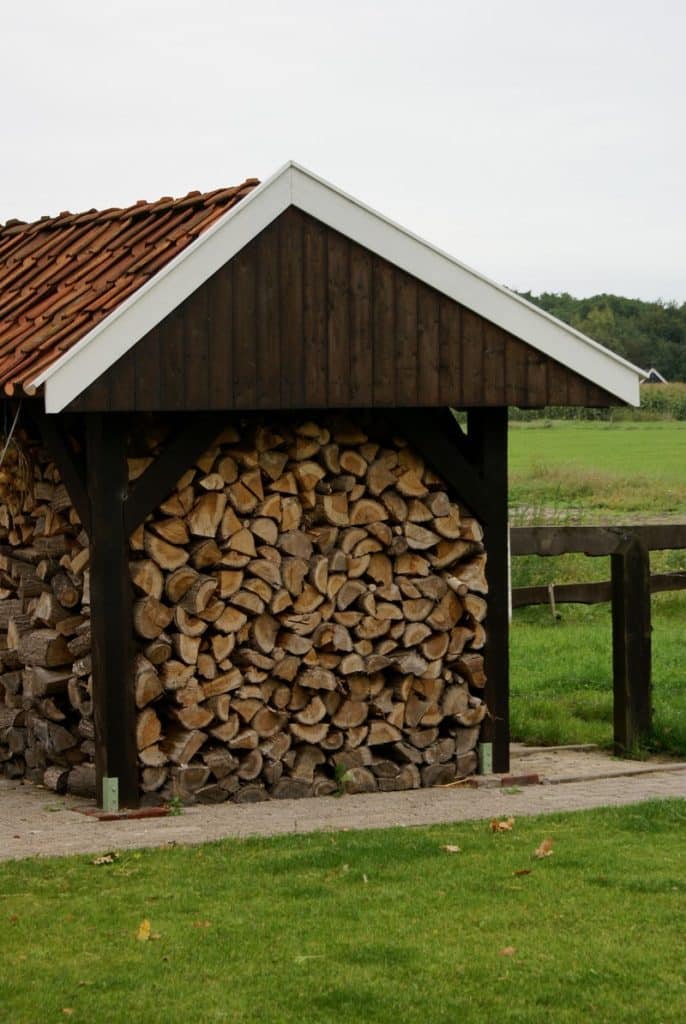 Een tuinbouwer heeft een gedeelte van zijn grond verkocht en een herinvesteringsreserve (hierna: HIR) gevormd om belastingheffing over de verkoopwinst uit te stellen. De herinvesteringsreserve moest uiterlijk in 2014 worden afgeboekt op vervangende investeringen, tenzij er bijzondere omstandigheden