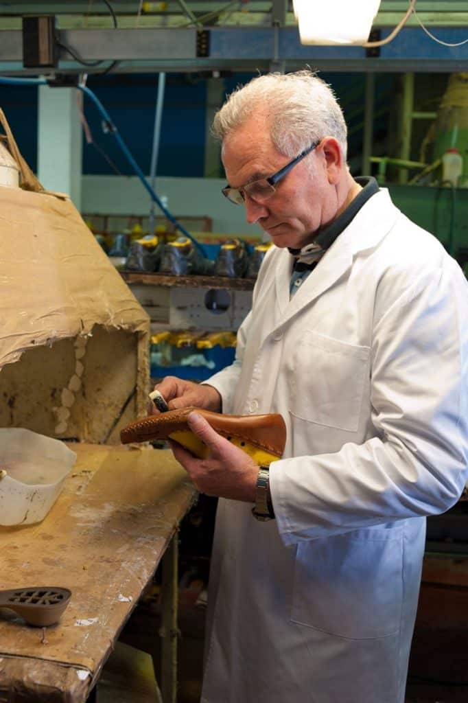 Een bedrijf, dat orthopedische maatvoetbedden maakt, heeft bezwaar gemaakt tegen een naheffing van omzetbelasting over het eerste kwartaal van 2021. De inspecteur van de Belastingdienst is van mening dat het algemene btw-tarief van 21% moest worden toegepast, terwijl het bedrijf meent dat het