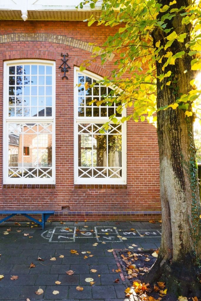 Bij de verkrijging van in Nederland gelegen onroerende zaken wordt overdrachtsbelasting geheven. De belasting bedraagt in beginsel 10,4% van de waarde van de onroerende zaak. Onder voorwaarden geldt voor de verkrijging van een woning een lager tarief van 2% of een vrijstelling van