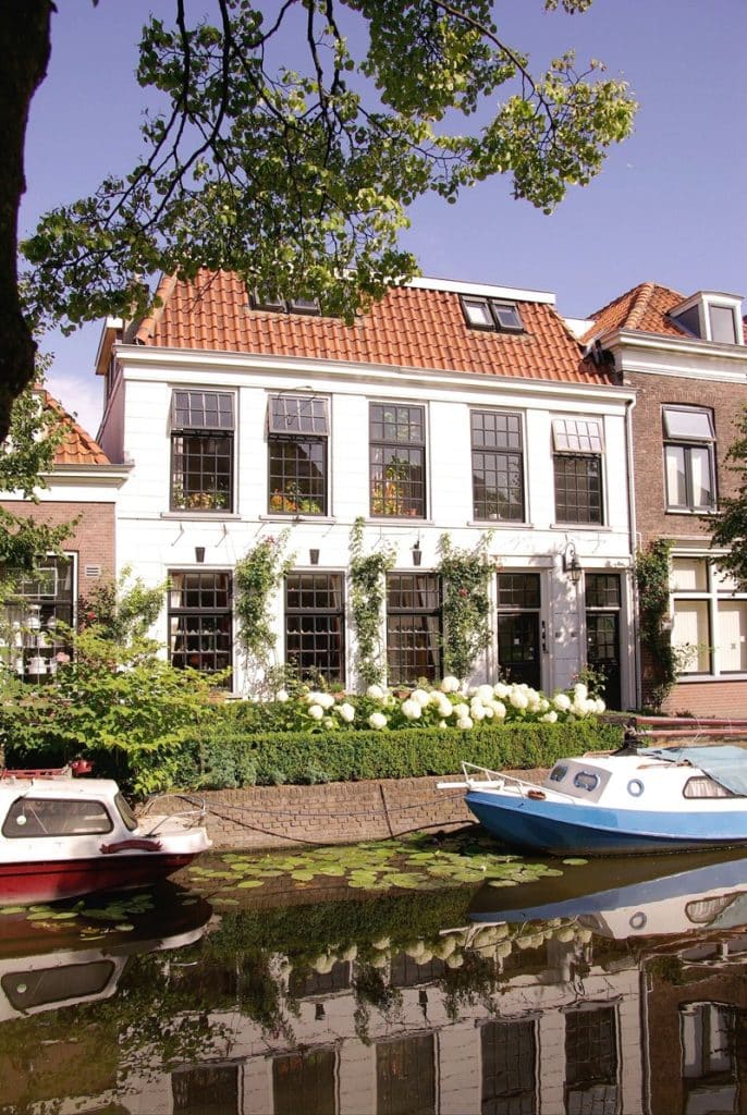 Wie een eigen woning heeft, dient inkomstenbelasting te betalen over het zogenaamde eigenwoningforfait. Dit forfait bedraagt 0,35% van de WOZ-waarde van de woning, voor zover deze ligt tussen &euro; 75.000 en &euro; 1.310.000 (2024). Is de WOZ-waarde van de woning hoger, dan bedraagt het