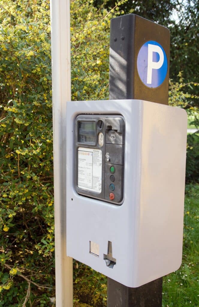 Heeft de rechtbank terecht geoordeeld dat sprake is van bijzondere omstandigheden in de zin van het Besluit proceskosten bestuursrecht (Bpb)? Deze vraag staat centraal in het hoger beroep van de belanghebbende tegen de hoogte van de proceskostenvergoeding, die door de rechtbank is vastgesteld op