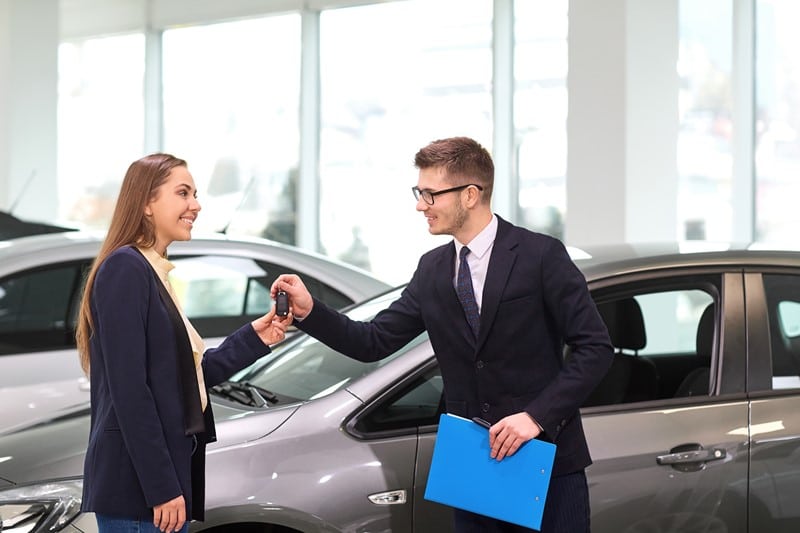 Auto’s, die tot de bedrijfsvoorraad van een autohandelaar behoren, mogen alleen de openbare weg op wanneer zij zijn voorzien van een zogenaamd handelaarskenteken, herkenbaar aan de groene kentekenplaten. Wordt met een auto uit de bedrijfsvoorraad gereden zonder handelaarskenteken, dan kan de