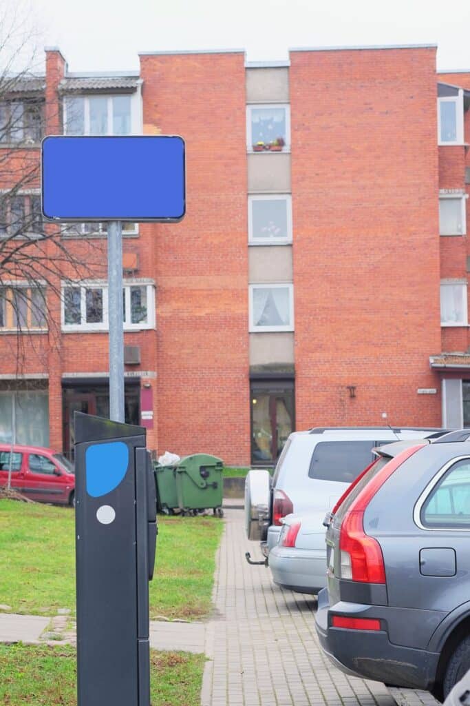 Een naheffingsaanslag parkeerbelasting wordt aan de kentekenhouder van de auto opgelegd. De bestuurder tekent hiertegen bezwaar aan. Hij heeft immers de auto geparkeerd zonder te betalen. De gemeente verklaart het bezwaar niet-ontvankelijk, omdat er geen machtiging van de kentekenhouder was