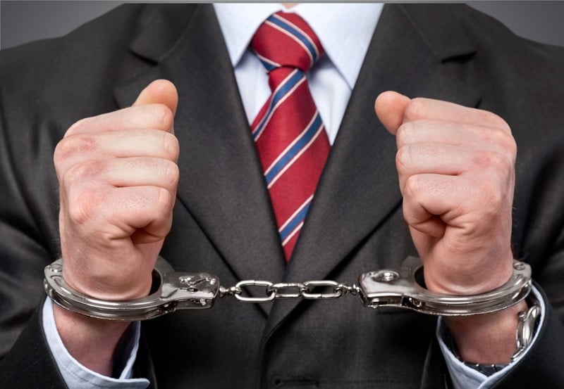 Een belastingplichtige die in 2007 naar Spanje is geëmigreerd, kwam in conflict met de Nederlandse Belastingdienst over zijn fiscale woonplaats. Na een veroordeling moest hij in 2015-2016 een gevangenisstraf van tien maanden uitzitten in Nederland. Hoewel hij zich hiervoor tijdelijk inschreef in