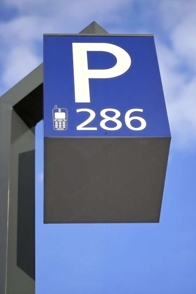 Een automobilist parkeert zijn auto aan de Oscarlaan in Almere. Het eerste uur parkeren is hier gratis. Vanaf het tweede uur moet wel betaald worden. De automobilist parkeert langer dan een uur, zonder een parkeerkaartje aan te schaffen of de parkeerapparatuur in werking te stellen. Een