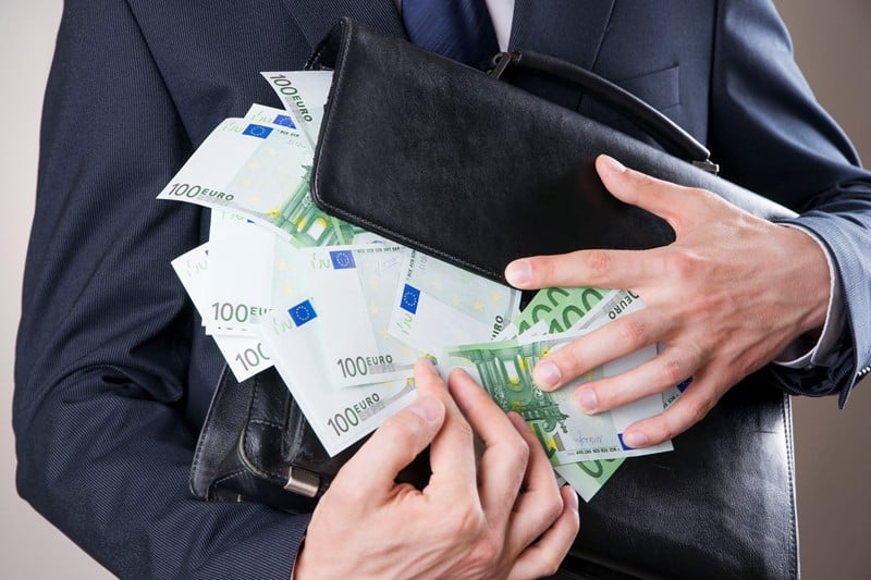 Een dga ontvangt jaarlijks &euro; 122.486 salaris. Zijn management-bv factureert echter &euro; 260.520 aan zijn concern. De Belastingdienst corrigeert het loon van de dga naar &euro; 215.239, welk bedrag gelijk is aan het loon van de meest verdienende werknemer. De rechtsvraag luidt: is vergelijking
