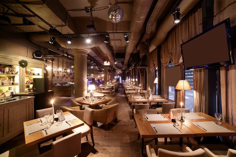 Een echtpaar bezit een pand waarvan de benedenverdieping wordt gebruikt door hun onderneming (een restaurant) en de bovenverdieping bestaat uit appartementen die aan derden worden verhuurd. Ze geven het volledige pand aan als priv&eacute;vermogen in box 3. De inspecteur merkt het restaurantgedeelte