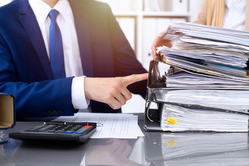 Bij de overgang van een eenmanszaak naar een bv is het belangrijk een duidelijke scheiding in de boekhouding en facturatie aan te brengen. Dit voorkomt verwarring over wie de belastingplichtige ondernemer is. Onlangs moest de rechter oordelen in een geschil tussen een bv en de Belastingdienst. De bv