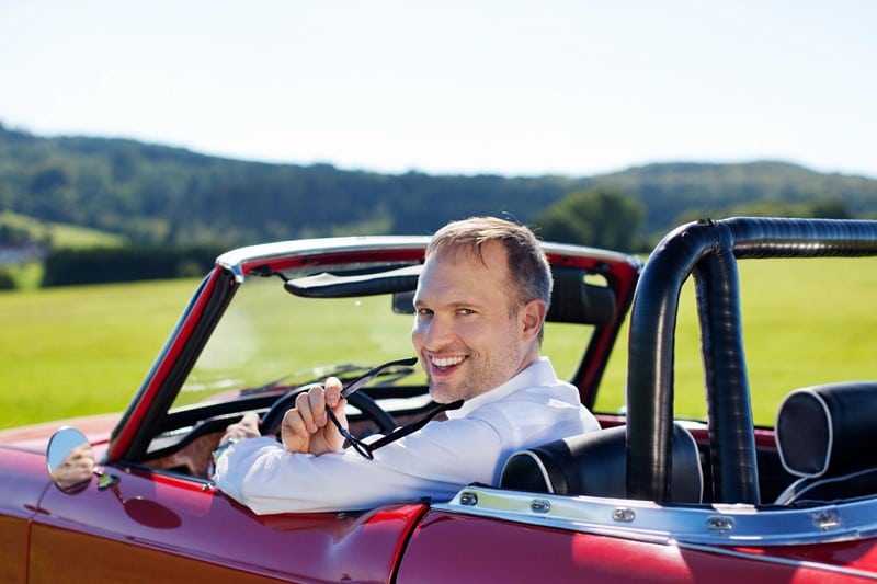 Een man heeft twee auto’s. Auto A gebruikt hij met name in de zomer en auto B in de winter. Om motorrijtuigenbelasting (mrb) te besparen, schakelt hij tussen twee auto's. Als auto A in gebruik is, is auto B geschorst en vice versa. In oktober 2020 schorst de man auto A en gaat hij auto B gebruiken.