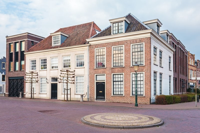 Een notaris gaat in 2018 met pensioen. Het kantoorpand wordt sindsdien niet meer gebruikt en heeft een langdurige periode zonder resultaat te koop en te huur gestaan. Gedurende deze periode werd door de voormalige notaris wel water verbruikt, maar alleen om het kantoorpand en perceel schoon te