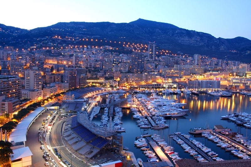 Een man verplaatst zijn werkzaamheden van Monaco naar Nederland. Hij komt daarbij in een geschil met de Belastingdienst over zijn fiscale woonplaats. Het geschil concentreert zich op de eerste maanden van 2016, waarin bijna &euro; 2,3 miljoen aan loon is ontvangen. Wanneer de belastingplichtige in