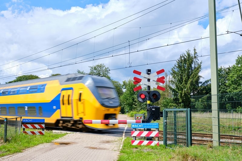 Rechtbank Gelderland oordeelt dat NS-bedrijven bij de waardering van reisfaciliteiten aan hun werknemers en gezinsleden rekening mogen houden met een collectiviteitskorting. Tegelijkertijd beslist de rechtbank dat de werkgevers de concernregeling uit de werkkostenregeling niet kunnen toepassen. Dit