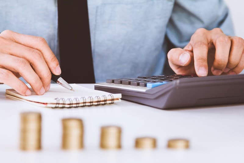Wanneer een bv liquide middelen tijdelijk onderbrengt (stalt) op priv&eacute;rekeningen van haar directeur-grootaandeelhouder (dga), kunnen daar fiscale gevolgen aan kleven. Stallen gebeurt in de praktijk bijvoorbeeld om gebruik te maken van het depositogarantiestelsel of om te profiteren van