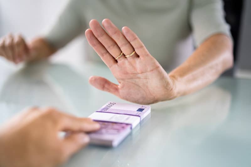 De staatssecretaris van Financiën heeft gereageerd op het verzoekschrift van een vrouw die bij de Belastingdienst haar belastingen contant wenst te betalen. De staatssecretaris concludeert dat de Belastingdienst niet verplicht is om contante betalingen te accepteren voor belastingaanslagen, en ziet