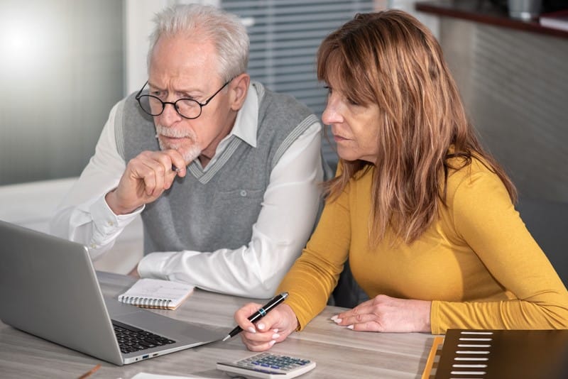 Fiscale partners kunnen de gezamenlijke grondslag sparen en beleggen onderling verdelen in iedere gewenste verhouding. De keuze maken zij in de aangifte. Een gemaakte keuze kan nog worden gewijzigd tot het moment waarop de aanslagen van beide partners onherroepelijk vaststaan. Een aanslag is