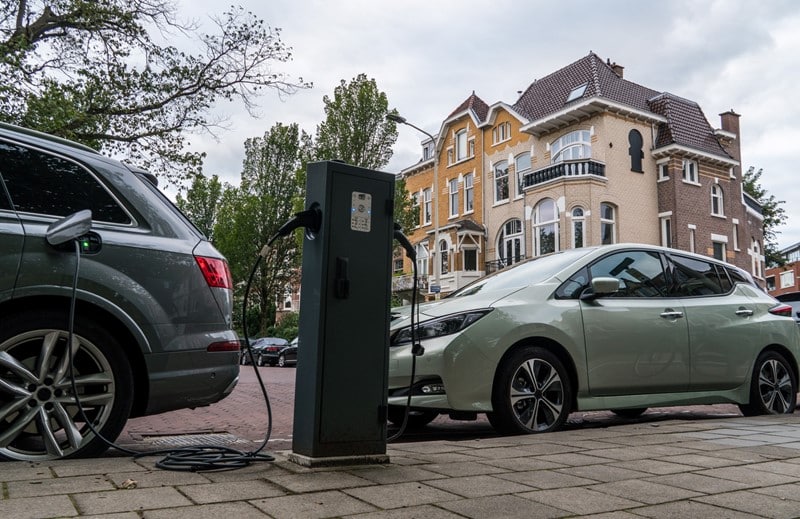 Een werknemer die in april 2019 een elektrische auto bestelt, krijgt gelijk van de rechtbank Noord-Nederland. De verdubbeling van de bijtelling van 4% naar 8% in 2020 schendt het eigendomsrecht voor wie al onomkeerbare verplichtingen is aangegaan. Deze uitspraak heeft gevolgen voor werknemers in