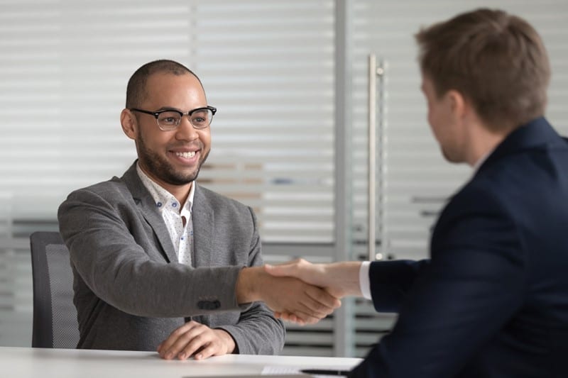 Een onderneming heeft een openstaande vacature voor de functie van inkoper. Om een geschikte vervanger te vinden, schakelt zij een recruitmentbureau in. Kort daarna introduceert het bureau een kandidaat. Na een eerste kennismakingsgesprek en verdere onderhandelingen komen beide partijen in september