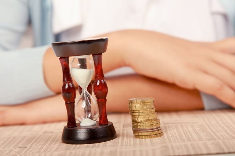 Een erflaatster overlijdt op 2 januari, slechts &eacute;&eacute;n dag na de peildatum voor box 3. Over haar vermogen van ruim 1,2 miljoen euro legt de Belastingdienst een aanslag op en berekent hierbij het rendement over het volledige jaar. De erfgenaam stelt dat dit onredelijk is en vordert