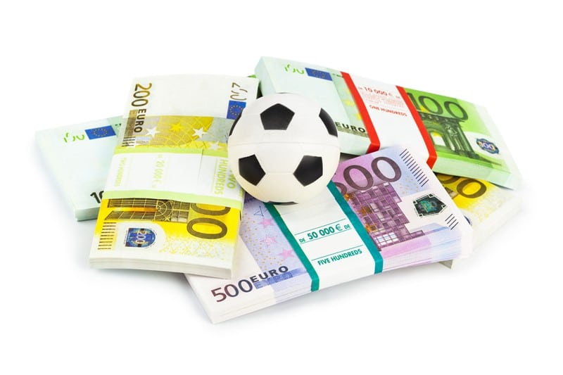 De Belastingdienst legt een vergrijpboete van &euro; 440.000 op aan de ex-bestuurder van een voetbalclub. De ex-bestuurder zou feitelijk leiding hebben gegeven aan het ontduiken van loonheffingen. De zaak draait om de transfer van een voetballer naar een buitenlandse club. De speler vertrekt in 2014