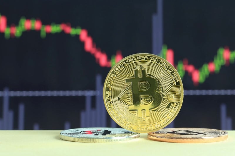 Een man begint in 2017 met het handelen in cryptovaluta. Hij richt zich op het behalen van voordeel door te profiteren van marktimperfecties. In essentie koopt de man cryptovaluta voor een prijs (iets) lager dan de marktprijs om die vervolgens tegen de marktprijs te verkopen, of verkoopt hij