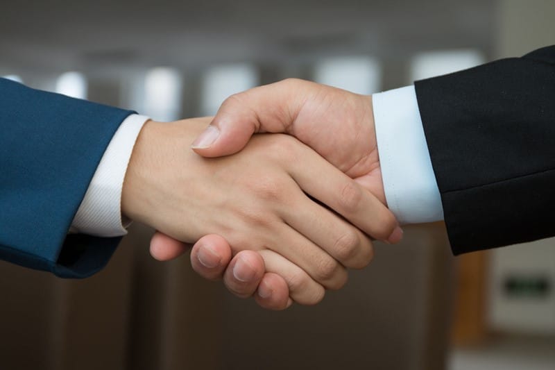 Een man is de enige werknemer van een bv. De man is werkzaam als bestuurder bij meerdere vennootschappen. Als de Ondernemingskamer een nader onderzoek naar de gang van zaken binnen het concern instelt, wordt de bestuurder voor de duur van dat onderzoek geschorst. Met de bestuurder wordt mondeling