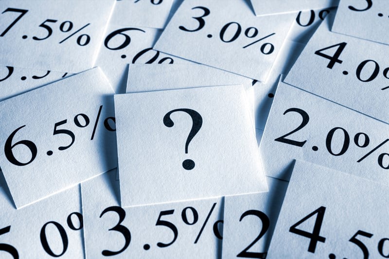 Een man en zijn echtgenote besluiten een woning te kopen, zonder dat zij een financieringsvoorbehoud maken. Omdat zij extra financiering nodig hebben voor de nieuwe woning, sluit de man samen met zijn echtgenote later in het jaar een leningsovereenkomst met zijn schoonvader. Het geleende bedrag zal