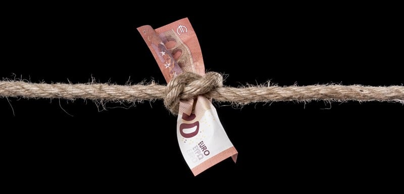 Een ondernemer die in 2015 zijn aanspraak uit een arbeidsongeschiktheidsverzekering (AOV) cedeert om schulden af te lossen, hoeft de in 2018 ontvangen uitkering niet als inkomen aan te merken. Het hof oordeelt dat door de cessie het regime van inkomensvoorzieningen wordt geschonden, waardoor de