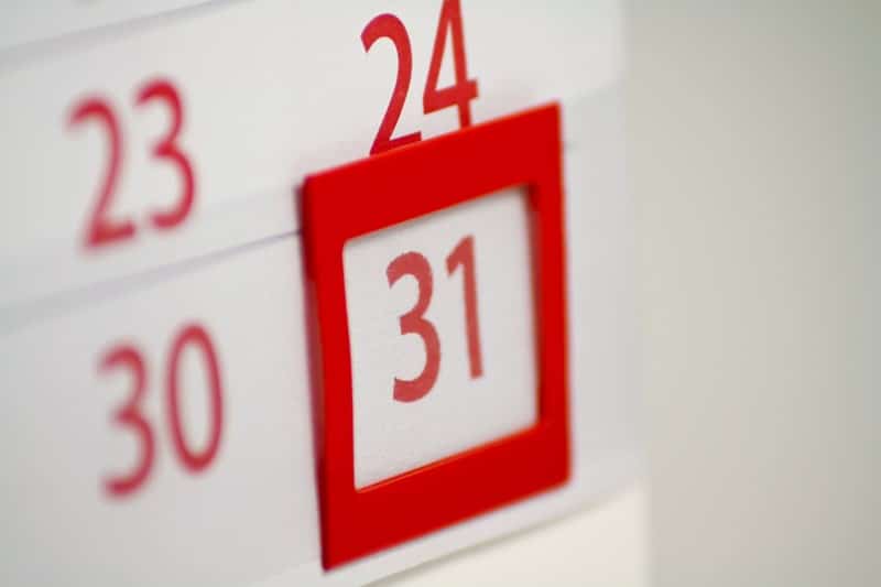 Een man krijgt in 2018 een aanslag IB opgelegd over het jaar 2016. Pas aan het einde van 2021 laat hij een bezwaarschrift opstellen. In deze brief, gedateerd op 31 december 2021, vraagt hij om uitstel voor het motiveren van zijn bezwaar. Volgens hem wordt deze brief op 30 december 2021 ter post