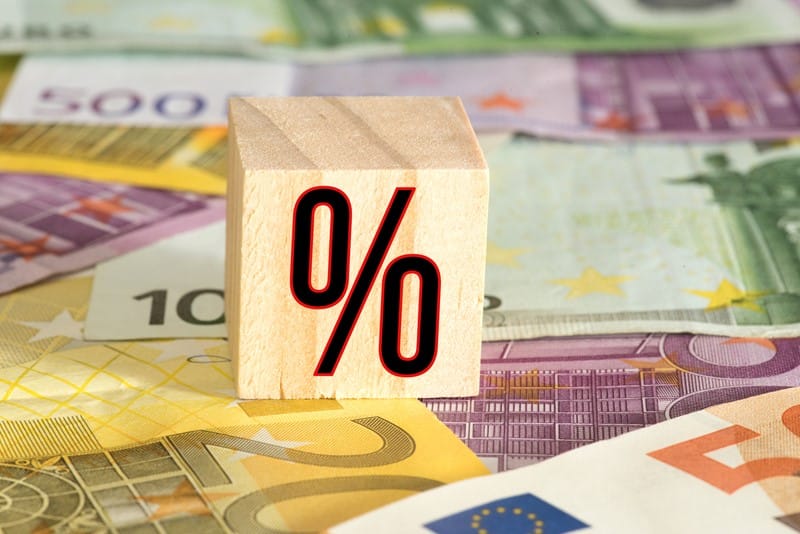 Het pakket Belastingplan 2026 bestaat uit acht wetsvoorstellen met een breed palet aan fiscale maatregelen. De tarieven en heffingskortingen in de inkomstenbelasting zien er als volgt uit.


	
		
			 
			2026
			2025
		
	
	
		
			 Tarief schijf 1
			 35,7%
			 35,82%
		
		
			 Tarief schijf 2