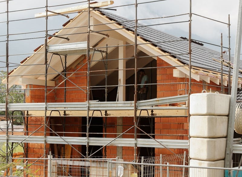In 2017 verkoopt een dochtermaatschappij een woning met garage aan de zoon van de dga voor &euro; 274.760, terwijl de WOZ-waarde &euro; 398.000 bedraagt. De woning wordt al jaren verhuurd aan dezelfde zoon voor slechts &euro; 1.200 per maand, zonder indexatie. De Belastingdienst beschouwt deze