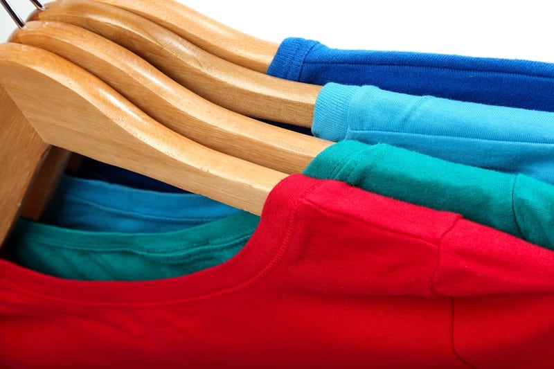 Een dga moet via zijn vennootschap &euro; 453.476 schadevergoeding betalen vanwege de onrechtmatige verkoop van sportkleding die eigenlijk van een andere partij was. Hij betaalt de helft (&euro; 226.738) en wil dit bedrag als negatief loon aftrekken van zijn belastbaar inkomen. Daarnaast wil hij