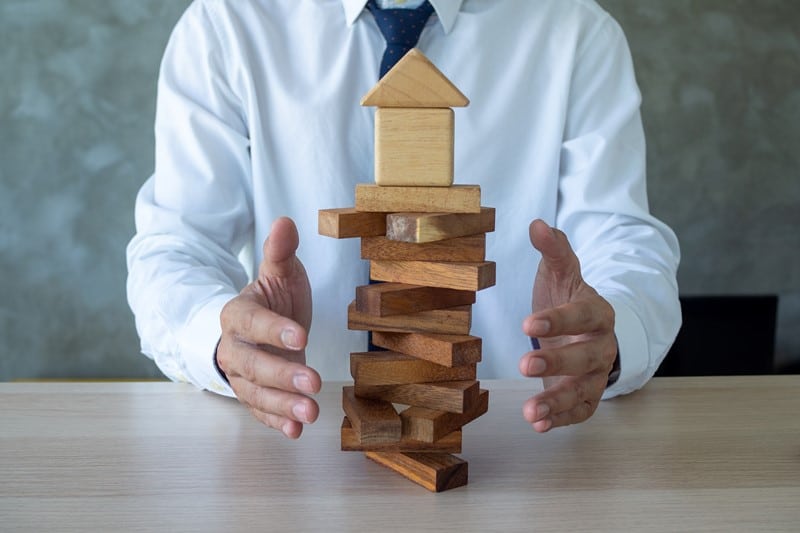 Een dga leent, samen met zijn echtgenote, &euro; 349.999 van zijn eigen bv. Dit geld gebruiken zij voor onderhoud en verbetering van hun woning. De Belastingdienst merkt deze lening aan als winstuitdeling en vordert bij beide echtelieden ieder de helft van dit bedrag na als regulier voordeel uit