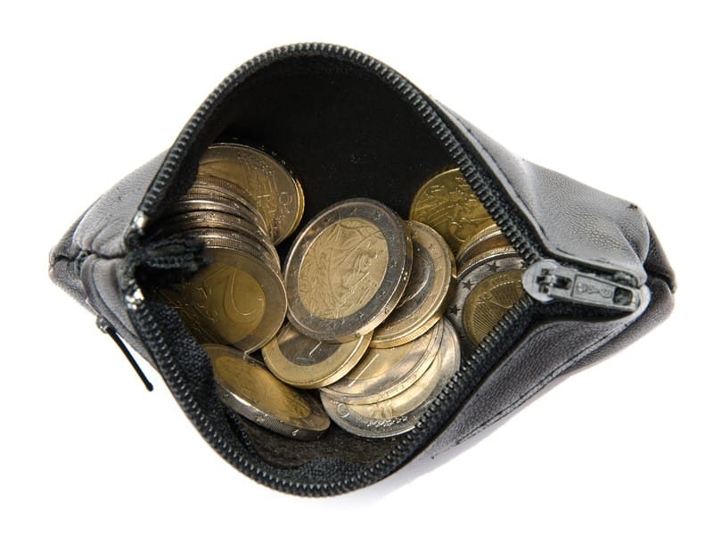 De bedragen van de Wet minimumloon en minimumvakantiebijslag worden halfjaarlijks gewijzigd. Per 1 januari 2026 bedraagt het minimumuurloon voor iemand van 21 jaar of ouder &euro; 14,71. Voor mensen die jonger zijn dan 21 jaar gelden van het wettelijk minimumuurloon afgeleide