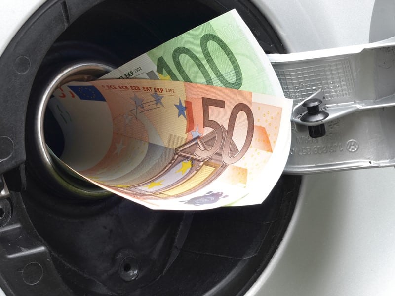 Werkgevers die een auto van de zaak beschikbaar stellen aan werknemers, krijgen vanaf 1 januari 2027 te maken met een nieuwe fiscale maatregel. Het gaat om een zogenoemde pseudo-eindheffing van 12% op de cataloguswaarde van personenauto’s die op fossiele brandstof rijden en (mede) priv&eacute;
