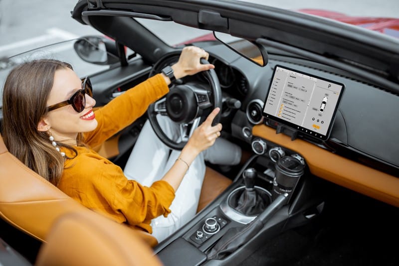 Een vrouw schorst het kentekenbewijs van haar voertuig, omdat zij het tijdelijk niet gaat gebruiken. Enkele maanden later haalt zij de auto op bij de garage. Zij vergeet echter de schorsing op te heffen. Op het moment dat zij zich deze fout realiseert, neemt zij meteen contact op met de RDW om dit