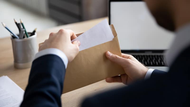 Een vader helpt zijn zoon met de opstart van diens bv. Hij staat op de loonlijst en de bv houdt loonheffing in. Echter, de vader ontvangt geen geld. De vader ontvangt alleen AOW en een klein pensioen. In zijn aangifte probeert de vader het loon weg te strepen. Hij vermeldt het loon, maar trekt