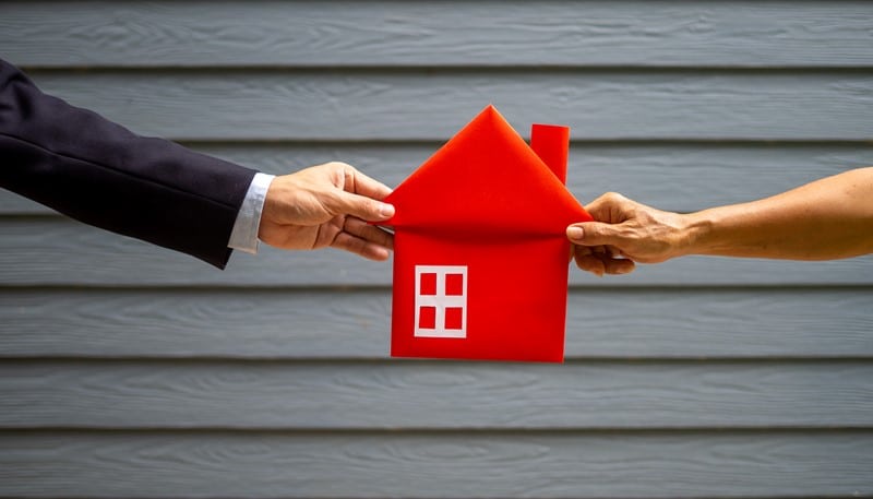 Een zoon ontvangt in 2014 en 2018 twee schenkingen van zijn ouders voor zijn eigen woning. Beide partijen denken dat de tweede schenking ook belastingvrij is. De inspecteur legt echter een aanslag schenkbelasting op, omdat de vrijstelling maar eenmaal geldt. De zoon stort het geld terug. Gerechtshof