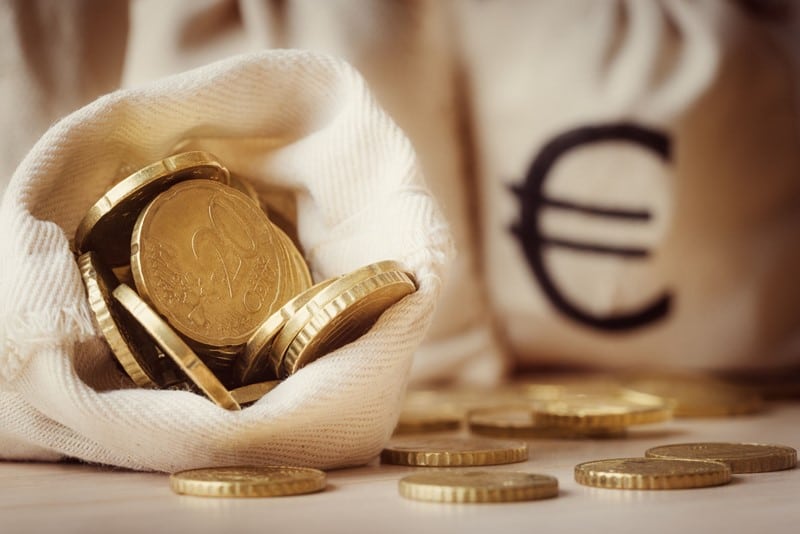Een werknemer moet na jarenlange procedures zijn gouden handdruk van € 750.000 terugbetalen, plus € 202.000 wettelijke rente. De Belastingdienst weigert de aftrek van die rente. Het hof oordeelt dat de rente wél aftrekbaar is als negatief loon. Van winnaar naar verliezerIn 2007 lijkt de werknemer de