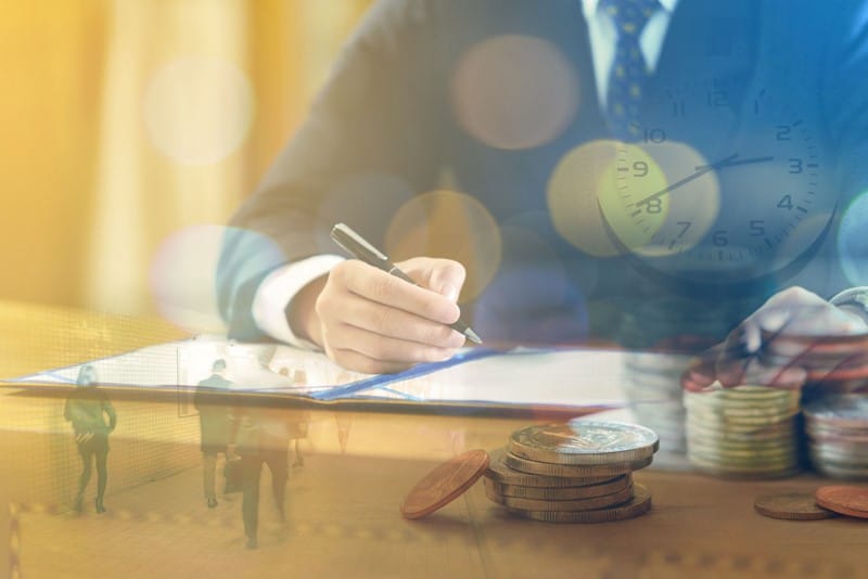 Een bv in financiële nood sluit een akkoord met haar crediteuren. Zij betaalt 20% van de openstaande facturen en krijgt daarvoor finale kwijting. De inspecteur legt een naheffingsaanslag btw op van ruim € 108.000. Volgens hem moet de eerder afgetrokken voorbelasting worden terugbetaald voor zover de