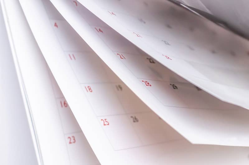 Een ondernemer laat zijn aangiften verzorgen door een adviseur. De adviseur vraagt uitstel aan via de beconregeling. De ondernemer dient alle aangiften binnen de gestelde termijn in. De inspecteur legt de aanslagen conform de aangiften op en brengt belastingrente in rekening. Die rente loopt vanaf 1