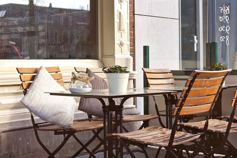 Een holding verhuurt een pand inclusief inventaris aan een bv die een cafetaria en ijssalon exploiteert. De aandelen van zowel de holding als de bv zijn in handen van dezelfde persoon, die ook bestuurder is van beide. De inspecteur besluit om een fiscale eenheid vast te stellen tussen de bv en de